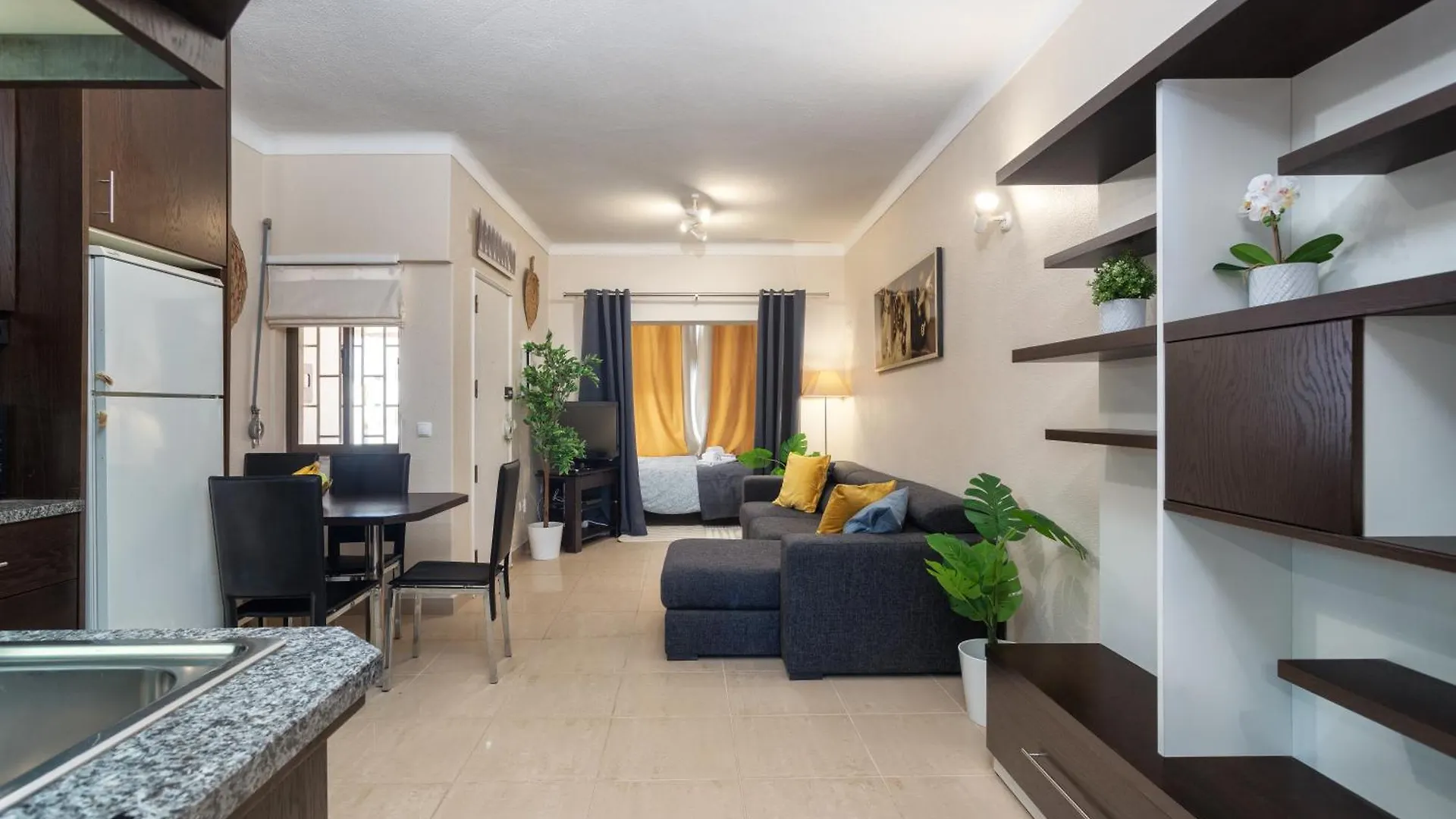 Apartment Host Wise - Bright Lovely Flat - Balcony Guia